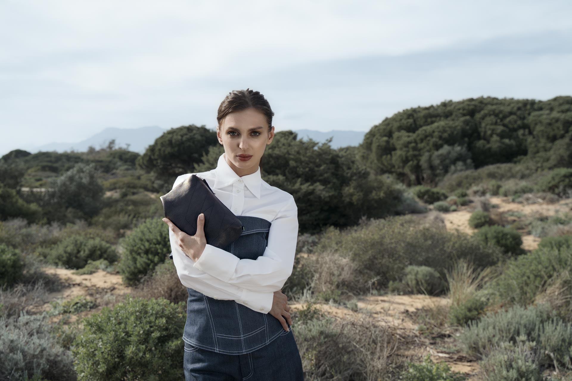 Natural Nuance Essentials Bag in Black. Made with vegetable tanned leather. 